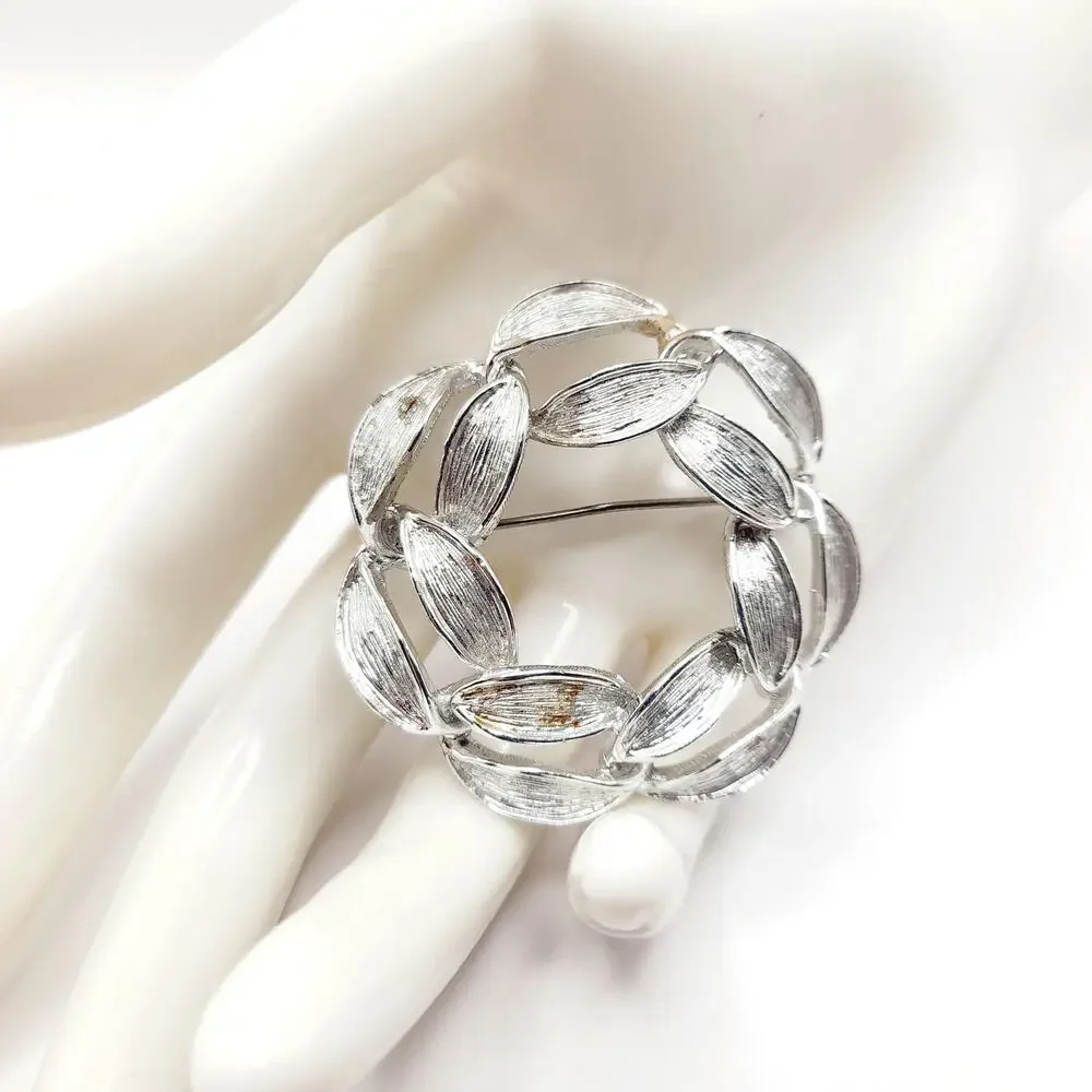 Vintage Unsigned Kramer Wreath Brooch, Rhodium Plated, 1 7/8 Inches